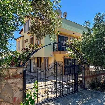 Elma Villa *